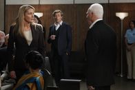 The Mentalist – Die Ermittlungen in einem neuen Mordfall laufen auf Hochtouren: Patrick (Simon Baker, M.), Dean Nora Hill (Louise Lombard, l.) und Bret Stiles (Malcolm McDowell, r.) ...