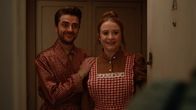 Extraordinary – Jen (Máiréad Tyers) und Jizz (Luke Rollason) als braves Ehepaar. Jen hat George, ihrem Psychologen, von einer heilen Familienwelt erzählt. Als brave Hausfrau, die ihrer Mutter etwas kocht und Jizz als treuen Menschen vorstellt.