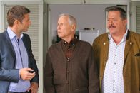 Die Rosenheim-Cops – Die Rosenheim-Cops Hansen (Igor Jeftic, l.) und Hofer (Joseph Hannesschläger, r.) befragen Michael Brammer (Gerd Rigauer, M.).
