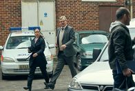 Manhunt – DS Jo Brunt (Katie Lyons) und DCI Colin Sutton (Martin Clunes) auf dem Parkplatz des Polizeireviers.