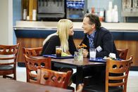 Mom – Kommen sich immer näher: Christy (Anna Faris, l.) und Patrick (Steven Weber, r.) ...