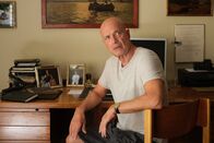 Querschuss – Andreas (Christian Berkel) sucht in Großvaters Wohnung nach einer Nachricht. Clemens kommt dazu.