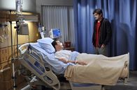 Two and a Half Men – Alan (Jon Cryer, l.) hat mit Walden (Ashton Kutcher, r.) verabredet, dass er Zoey rauswirft, damit er wieder bei ihm wohnen kann. Als Alan eintrifft, hat sich Walden jedoch für Zoey und ihre Tochter entschieden. Daraufhin ist er so enttäuscht, dass er einen kleinen Herzinfarkt erleidet ...