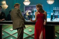 Gangster Squad – Jerry (Ryan Gosling) flirtet mit Grace (Emma Stone), der Freundin von Mickey Cohen.