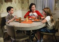 Young Sheldon – L-R: Ein Ehestreit beeinflusst schließlich auch Sheldon (Iain Armitage), Georgie (Montana Jordan) und Missy (Raegan Revord) ...