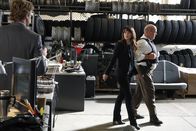 The Mentalist – Versuchen, den Mordfall an der Undercover-Drogenpolizistin Yolanda Concepcion aufzuklären: Patrick (Simon Baker, l.), Teresa (Robin Tunney, M.) und Sgt. Henderson (Dean Norris, r.) ...