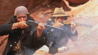 Geronimo - Eine Legende – Apachen-Häuptling Geronimo (Wes Studi, links) wird von Lt. Charles Gatewood (Jason Patric) in seinem Kampf für Gerechtigkeit unterstützt.