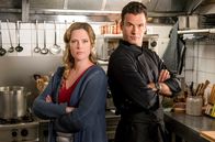 Meine Mutter ... – Star-Koch Rufus (Stephan Luca) und Eifel-Wirtin Toni (Diana Amft) kochen um die Wette.