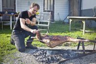 Zu Tisch ... – Magnus Granlund würzt das Lammfleisch mit einer speziellen Marinade