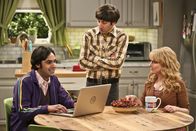 The Big Bang Theory – (v.li.) Kunal Nayyar (Rajesh Koothrappali), Simon Helberg (Howard Wolowitz), Melissa Rauch (Bernadette Rostenkowski-Wolowitz).