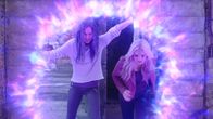 The Gifted – Clarice (Jamie Chung, l.); Lauren (Natalie Alyn Lind, r.)