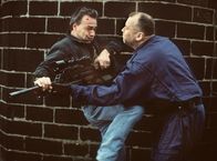 Tatort – Kommissar Max Ballauf (Klaus J. Behrendt,l.) und der Wachschutz-Chef Garry Busch (Thomas Thieme, r.) kämpfen verbissen.
