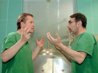 In aller Freundschaft – Streit vor dem OP wegen Ramona Schall: Dr. Barrach (Axel Wandtke, li.) und Dr. Straub (Gunter Schoss).