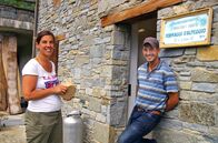 Heimat in den Alpen – Die neue Bürgermeisterin Silvia Rovere versucht bei Senner Bruno ein Problem zu lösen.; PHOENIX HEIMAT IN DEN ALPEN, "Wie Bergdörfer ihre Zukunft sichern" Uhr. Die neue Bürgermeisterin Silvia Rovere versucht bei Senner Bruno ein Problem zu lösen.