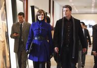 Castle – Als der berühmte kubanische Baseballspieler Cano Vega ermordet auf einem von ihm erbauten Baseballplatz aufgefunden wird, stellen Beckett (Stana Katic, M.) und Castle (Nathan Fillion, r.) fest, dass Vega sehr viel engere Verbindungen mit Kuba pflegte, als sie erwartet haben.