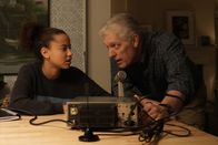 Emergence – Mia Evans (Ashley Aufderheide, l.); Ed (Clancy Brown, r.)