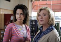 Zimmer mit Tante – Ein ungleiches Duo: die exzentrische Johanna (Jutta Speidel, rechts) und ihre rebellische Nichte Malu (Nadia Hilker).