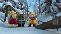 Snowsnaps' Winterspiele – Im einsamen Wald finden die Freunde merkwürdige Zeichen.