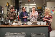The Big Bang Theory – Während Penny (Kaley Cuoco, 2.v.r.) und Bernadette (Melissa Rauch, r.) Howard (Simon Helberg, l.) und Leonard (Johnny Galecki, 2.v.l.) bei ihrer Erfindung helfen, vertraut Sheldon Amy ein schockierendes Geheimnis an ...