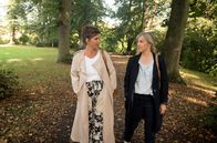 Rote Rosen – Anke (Anne Brendler, l.) redet Katrin (Nicole Ernst, r.) zu, sich nicht mit alten Erinnerungen zu belasten.