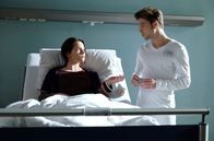 In aller Freundschaft – Sanna Lichtenhagen (Diane Willems) erzählt Kris Haas (Jascha Rust), dass sie Nicks Wunsch verstehen kann. Auch sie würde sich lieber für den selbstbestimmten Tod entscheiden, wenn es keine Hoffnung mehr gebe. Für Nick wird das alles zu viel und er läuft aus dem Zimmer.