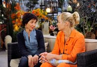 Rote Rosen – ARD ROTE ROSEN FOLGE 1164 Uhr im ERSTEN. Merle (Anja Franke, l.) gegenüber gibt Katja (Saskia Valencia, r.) zu, dass es ihr sehr zusetzt wenn Philipp für ein paar Tage bei Henriette wohnt.