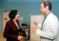In aller Freundschaft – MDR Fernsehen IN ALLER FREUNDSCHAFT FOLGE 130, "Spiel mit dem Feuer" Uhr. Frau Freitag (Danne Hoffmann) läßt ihren Mann auf eine harmlose Blindarmentzündung in die Sachsenklinik einliefern. Doch für Dr. Kreutzer (Johannes Steck) bringt der Patient eine Menge Komplikationen.