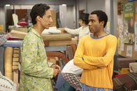 Community – Um der Termitenbekämpfung zu entgehen, bauen Abed (Danny Pudi, l.) und Troy (Donald Glover, r.) eine Burg aus Kissen, mit fatalen Folgen ...
