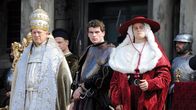 Tatort Mittelalter – Die Borgias gehörten im Italien des Mittelalters zu den mächtigsten Familien. Als Papst verschaffte Rodrigo Borgia (John Doman), l.) seinen Söhnen Juan (Stanley Weber, M.) und Cesare (Mark Ryder) höchste Ämter.