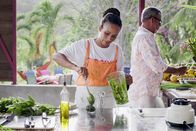 Zu Tisch ... – Zu Tisch Martinique Wael und Roger Toto kochen mit Produkten aus dem eigenen Garten. Copyright: SRF/Berlin Producers Media/Timm Lange