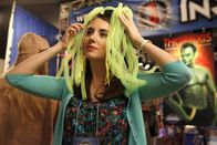 Community – Träumerin Annie (Alison Brie) schwebt auf Wolke Sieben ...