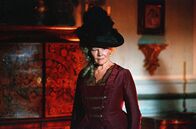 Stolz & Vorurteil – Wie klein die Welt doch ist: Bei einem Besuch in Rosings stellt sich Lady Catherine de Bourgh (Judi Dench) ganz zu Elizabeths Überraschung als Tante von Mr. Darcy heraus.