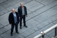 Tatort – Auf der Opernbaustelle entdecken Freddy Schenk (Dietmar Bär, l.) und Max Ballauf (Klaus J. Behrendt) eine zweite Leiche und wieder ist sie kostümiert. Der Tote trägt eine Schweinemaske und er wurde mit einem Galgenstrick aufgehängt.