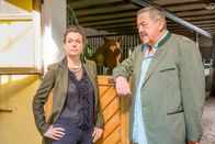 Die Rosenheim-Cops – Dana Ritter (Suzan Anbeh, l.), die Ehefrau des Toten, gerät in den Fokus der Ermittlungen und wird von Kommissar Hofer (Joseph Hannesschläger, r.) befragt.