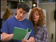 Friends – Joey (Matt LeBlanc, l.) nimmt Unterricht bei der berühmten Jessica Lockhart (Susan Sarandon, r.). Bei den gemeinsamen Proben beginnen die beiden eine Affäre miteinander.