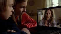 The Visit – Erkennt ihre Mutter (Kathryn Hahn, r.) zu spät, dass die Kinder Tyler (Ed Oxenbould, l.) und Becca (Olivia Dejonge, r.) im Haus der Großeltern in Lebensgefahr schweben?