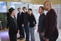 Navy CIS: L.A. – Arbeiten zusammen, um einen neuen Fall zu lösen: U.S. Ambassador Nancy Kelly (Julie Chen, l.), FBI Special Agent Brad Reese (Joe Nieves, 2.v.l.), Deeks (Eric Christian Olsen, 3.v.l.), Kensi (Daniela Ruah, 3.v.r.), Callen (Chris O'Donnell, 2.v.r.) und Sam (LL Cool J, r.) ...