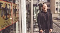 Die Spur – Reporter Sebastian Galle vor dem Bundesamt für Bevölkerungsschutz und Katastrophenhilfe in Bonn.