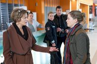 Notruf Hafenkante – Die beiden Schwestern Konstanze (Karin Giegerich, l.) und Miriam (Yvonne Johna, r.) streiten vor Frauke (Manuela Wisbeck, 2.v.l.), Franzi (Rhea Harder, M.) und Hans (Bruno F. Apitz, 2.v.r.) um den Erbteil ihres verstorbenen Vaters.