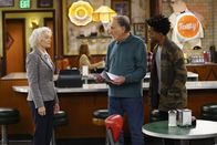 Superior Donuts – (v.l.n.r.) Irene (Ann Magnuson); Arthur (Judd Hirsch); Franco (Jermaine Fowler)