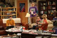 The Big Bang Theory – Obwohl Penny (Kaley Cuoco, r.) versehentlich einen Fleck auf Sheldons (Jim Parsons, 2.v.l.) Kissen gemacht hat, kann er ihr nicht verzeihen. Leonard (Johnny Galecki, 2.v.r.) und Howard (Simon Helberg, l.) versuchen ihn zu beruhigen ...