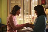 The Middle – Eigentlich war das Mutter-Tochter-Picknick, das Sue (Eden Sher, l.) und Frankie (Patricia Heaton, r.) zusammen verlebt haben, wirklich gut. Doch dann will Sue einfach nicht damit rausrücken, wer der mysteriöse Junge ist, in den sie verliebt ist - was Frankie zutiefst trifft ...