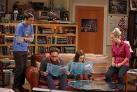 The Big Bang Theory – v.l.) und Sheldon (Jim Parsons, l.) veranstalten einen Spieleabend. Ausgerechnet Sheldon ist mit den ausgewählten Spielen so überfordert, dass er und Leonard gegen Penny und Amy nicht den Hauch einer Chance haben ...