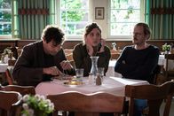 Danowski - Blutapfel – Finzi (Andreas Döhler), Meta Jurkschat (Emily Cox) und Adam Danowski (Milan Peschel) treffen sich zur Besprechung im Restaurant, um ihrem Kollegen zu entkommen. Meta erhält einen Anruf von ihrer Chefin.