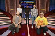 Wer weiß denn sowas? – Moderator Kai Pflaume (M.) und seine Rateteam-Kapitäne Bernhard Hoëcker (l.) und Elton (r.) begrüßen in dieser Sendung die "Sturm der Liebe"-Stars, die Schauspielerin Christina Arends (2.v.l.) und den Schauspieler Arne Löber (2.v.r.).