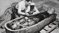 Verflucht - Große Legenden der Geschichte – November 1922: Der britische Archäologe Howard Carter öffnet das Grab von Tutanchamun.