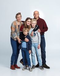 Sune vs. Sune – Von links: Sessela Benn (Rolle: Karin), Baxter Renman (Rolle: Hákan, vorne), Tea Stjärne (Rolle: Anna), Elis Gerdt (Rolle: Sune) und Fredrik Hallgren (Rolle: Rudolf)