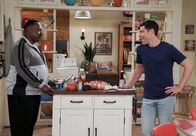 The Neighborhood – Calvin Butler (Cedric the Entertainer, l.); Dave Johnson (Max Greenfield, r.)