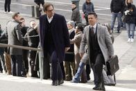 Bull – Benny (Freddy Rodriguez, r.) und Bull (Michael Weatherly, l.) klagen Brannigan Trust wegen ihrer dubiosen Aktiengeschäfte an - obwohl Bull damit seine eigene Firma riskiert. Zudem hat Richter Vortuba den Vorsitz, der nicht gut auf Bull und seine Arbeitsweise zu sprechen ist ...