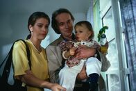 Alle meine Töchter – 12. Eine glückliche Familie: Anna Sanwaldt-Hängsberg (Ursula Buschhorn), Johannes Hängsberg (Siemen Rühaak) und ihre kleine Tochter Jenin.